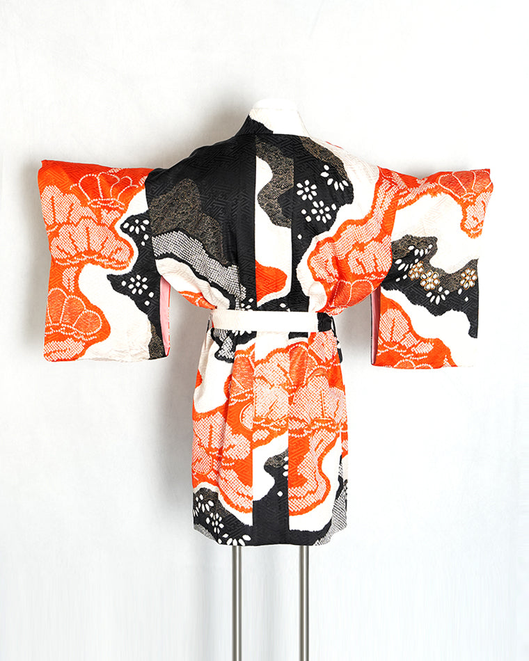 Haori-Vintage kimono model (Michinagatori pine pattern)